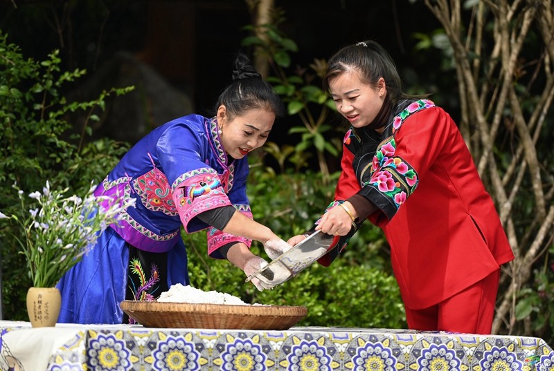 【網(wǎng)絡(luò)中國節(jié)·清明】松桃：制作清明粑  品嘗春天的味道