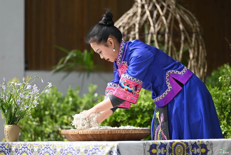【網(wǎng)絡(luò)中國節(jié)·清明】松桃：制作清明粑  品嘗春天的味道