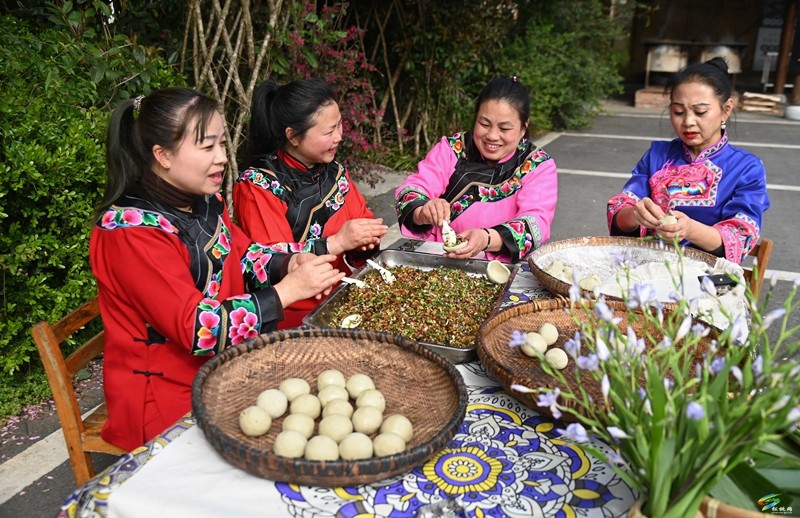 【網(wǎng)絡(luò)中國節(jié)·清明】松桃：制作清明粑  品嘗春天的味道