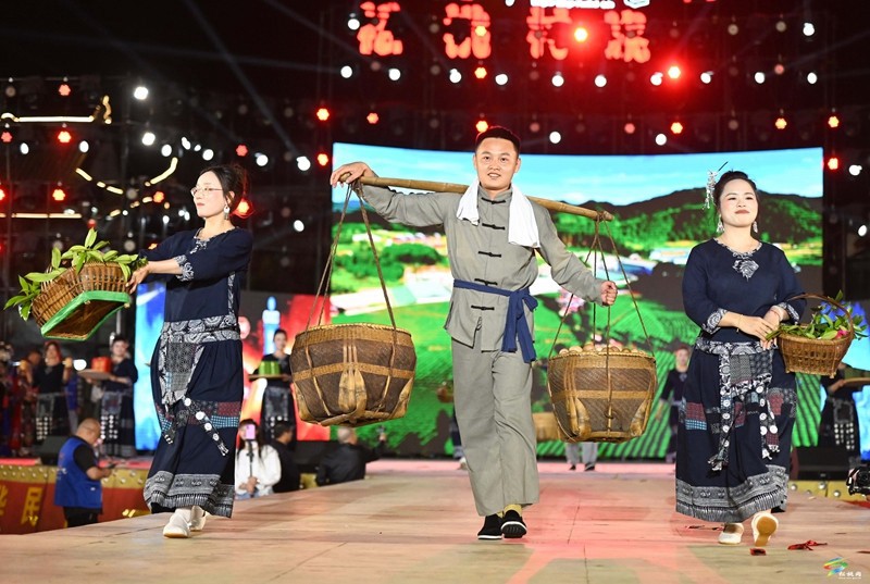 【吃貴州“晚飯”·看松桃村晚】“民”星閃耀 “鄉(xiāng)”聚甚歡  第五期村晚好戲連臺