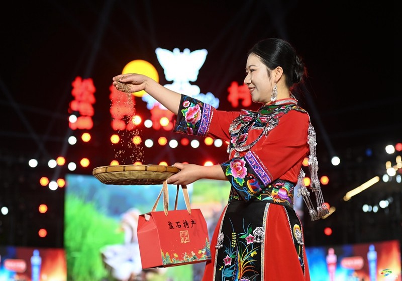 【吃貴州“晚飯”·看松桃村晚】“民”星閃耀 “鄉(xiāng)”聚甚歡  第五期村晚好戲連臺
