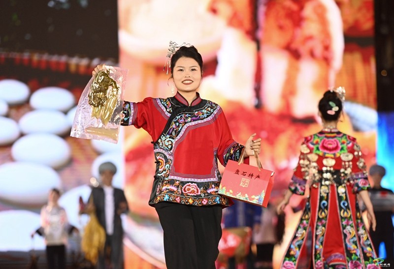 【吃貴州“晚飯”·看松桃村晚】“民”星閃耀 “鄉(xiāng)”聚甚歡  第五期村晚好戲連臺