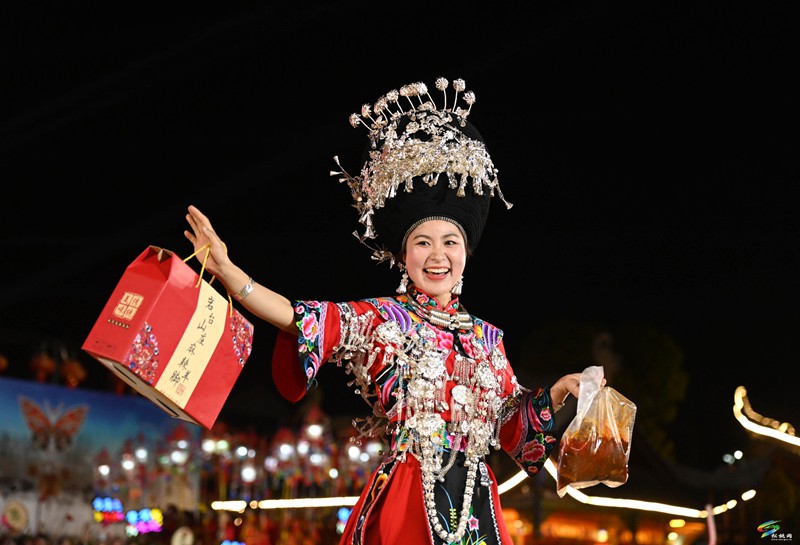 【吃貴州“晚飯”·看松桃村晚】“民”星閃耀 “鄉(xiāng)”聚甚歡  第五期村晚好戲連臺