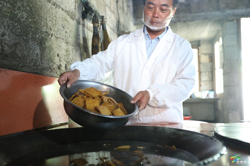【吃貴州“晚飯”·看松桃村晚】大坪場鎮(zhèn)夜排村晚：百年集韻入舞臺 豆干背簍載夢來