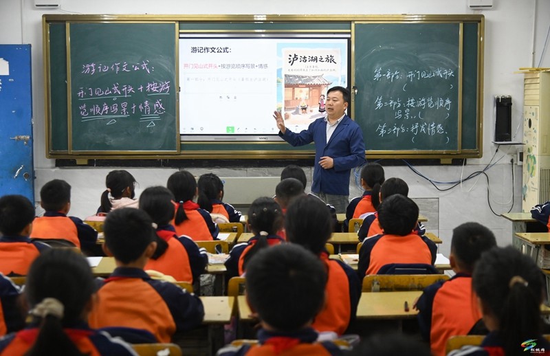 盤信鎮(zhèn)民族完?。簼鉂鈺銤M校園