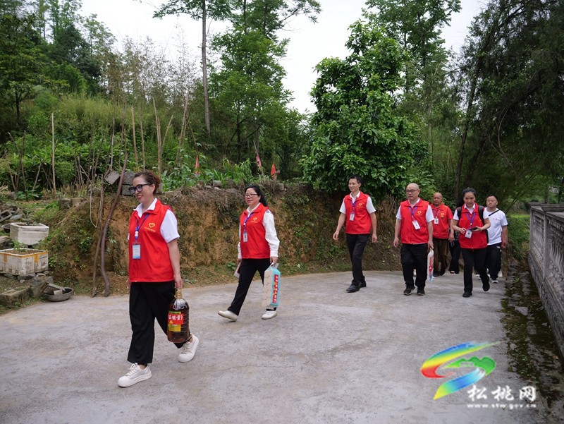 石塵新津正能量團(tuán)隊(duì)攜手松桃雷鋒班在我縣開展愛心慰問活動