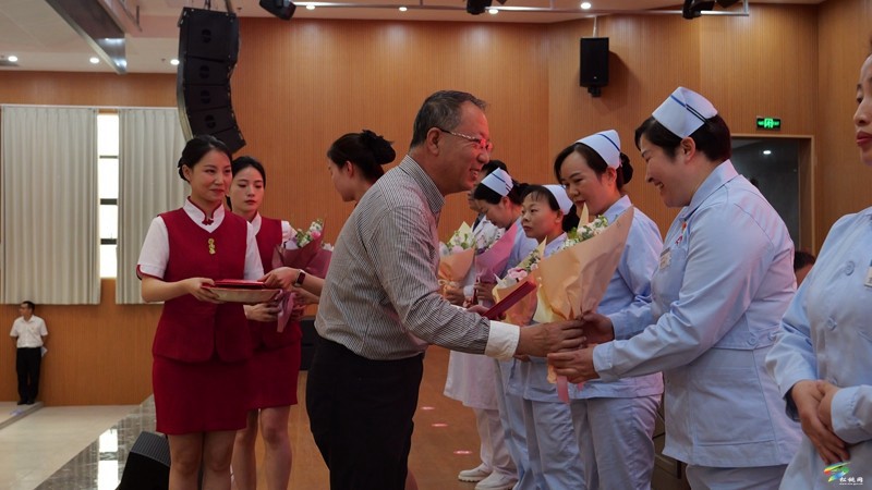 縣人民醫(yī)院召開慶祝2025年“5·12”國(guó)際護(hù)士節(jié)表?yè)P(yáng)大會(huì)