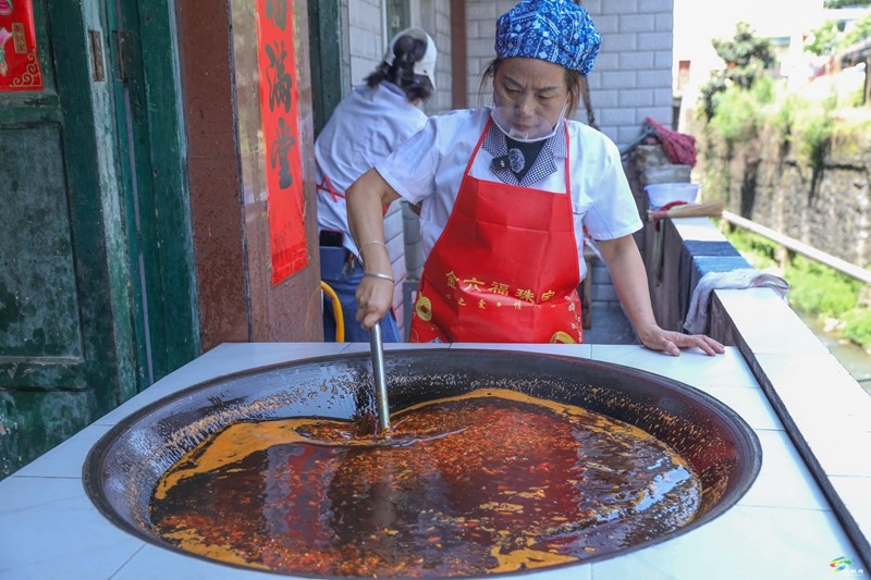 甘龍鎮(zhèn)：木姜子與辣椒的奇妙融合  小作坊“炒熱”辣椒產業(yè)