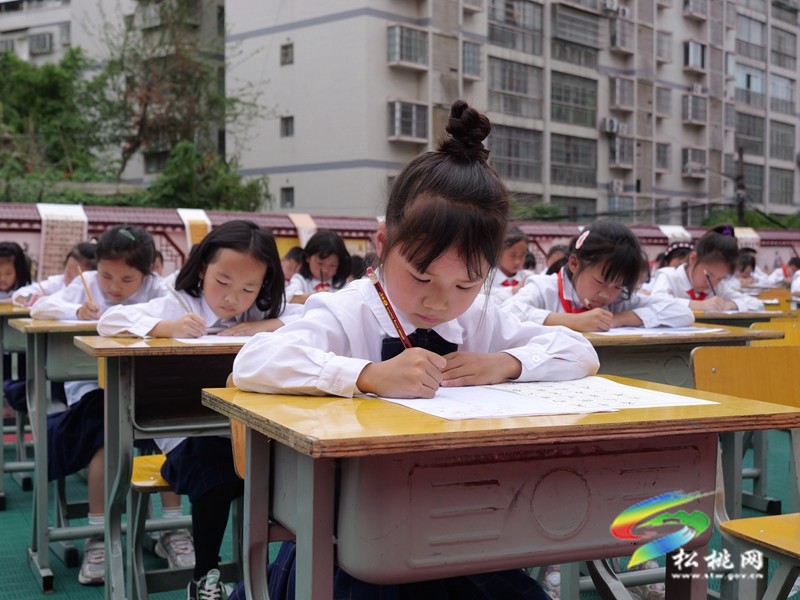 松桃第三完小：墨灑筆尖寫(xiě)春秋 一撇一捺是傳承