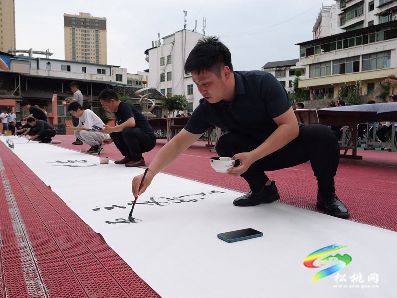 松桃第三完?。耗珵⒐P尖寫(xiě)春秋 一撇一捺是傳承