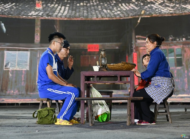 【吃貴州“晚飯”·看松桃村晚】 松桃村晚：六鄉(xiāng)競秀展風(fēng)采，莞銅協(xié)作譜新章
