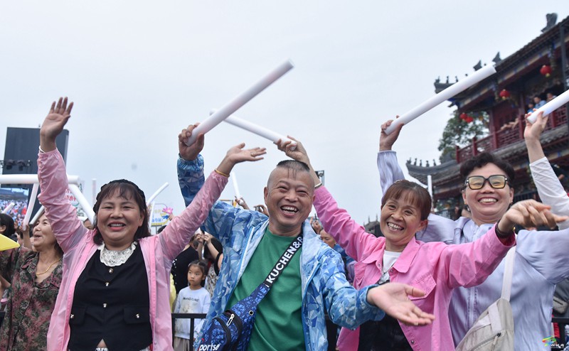 【吃貴州“晚飯”·看松桃村晚】 松桃村晚：六鄉(xiāng)競秀展風(fēng)采，莞銅協(xié)作譜新章