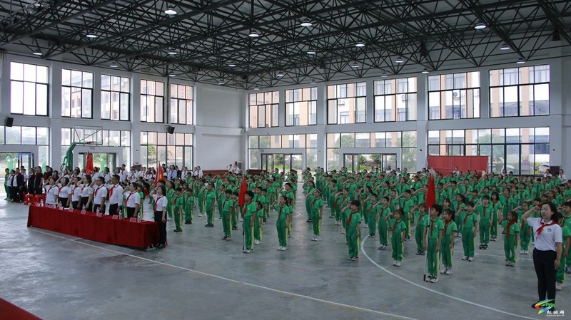 牢記黨的教導(dǎo)?爭(zhēng)做強(qiáng)國少年——松桃縣開展少先隊(duì)新隊(duì)員入隊(duì)儀式示范活動(dòng)