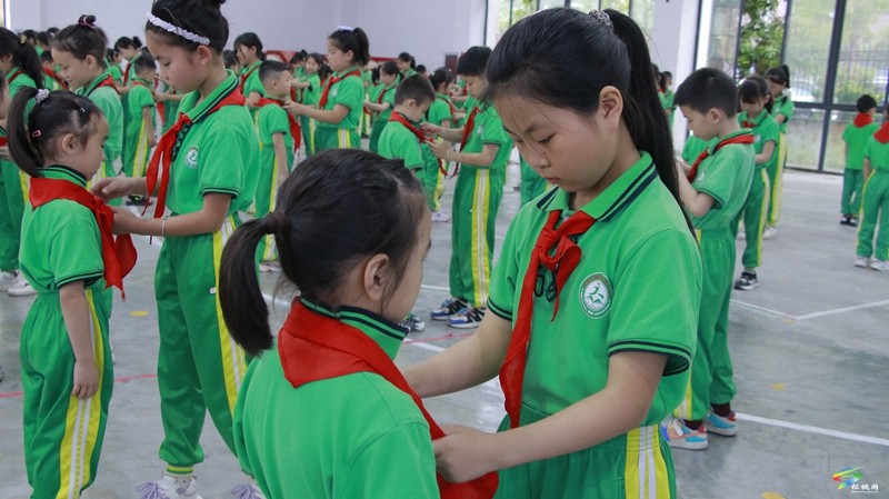 牢記黨的教導(dǎo)?爭(zhēng)做強(qiáng)國少年——松桃縣開展少先隊(duì)新隊(duì)員入隊(duì)儀式示范活動(dòng)