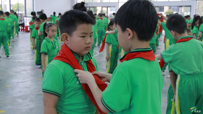 牢記黨的教導(dǎo)?爭(zhēng)做強(qiáng)國少年——松桃縣開展少先隊(duì)新隊(duì)員入隊(duì)儀式示范活動(dòng)