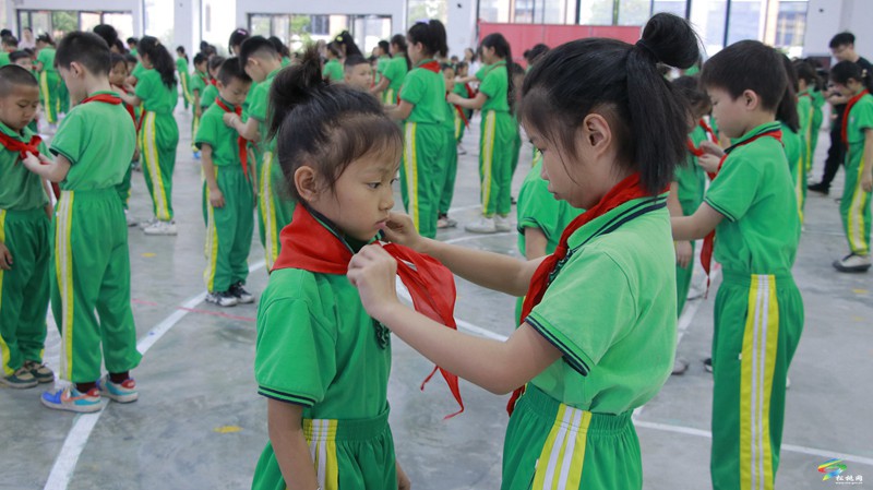 牢記黨的教導(dǎo)?爭(zhēng)做強(qiáng)國少年——松桃縣開展少先隊(duì)新隊(duì)員入隊(duì)儀式示范活動(dòng)