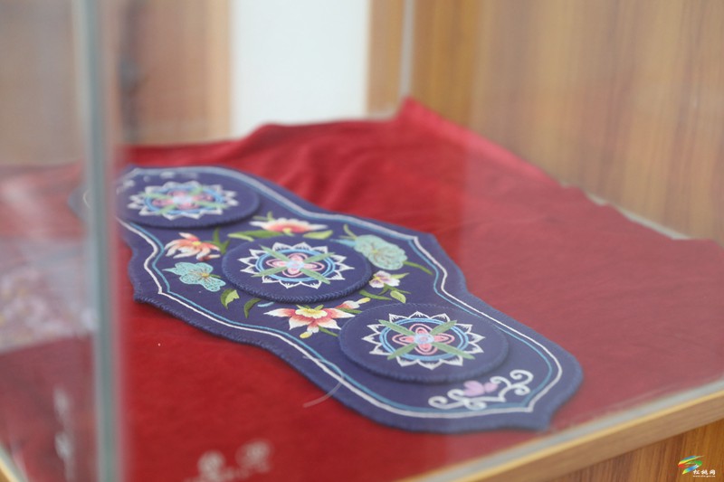 非遺苗繡進(jìn)課堂?共筑民族文化夢(mèng) ——陳鎮(zhèn)名師工作室開展苗繡融入美術(shù)課堂教學(xué)研討活動(dòng)