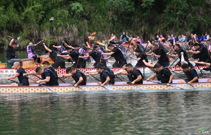 【網(wǎng)絡(luò)中國節(jié)·端午】松桃：戰(zhàn)鼓擂云燃斗志，九龍湖龍舟熱身賽破浪爭先