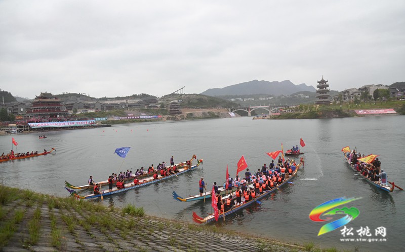 【網(wǎng)絡(luò)中國節(jié)·端午】“九龍競渡·鼓舞苗鄉(xiāng)”松桃龍舟游湖：千年民俗繪就水上畫卷