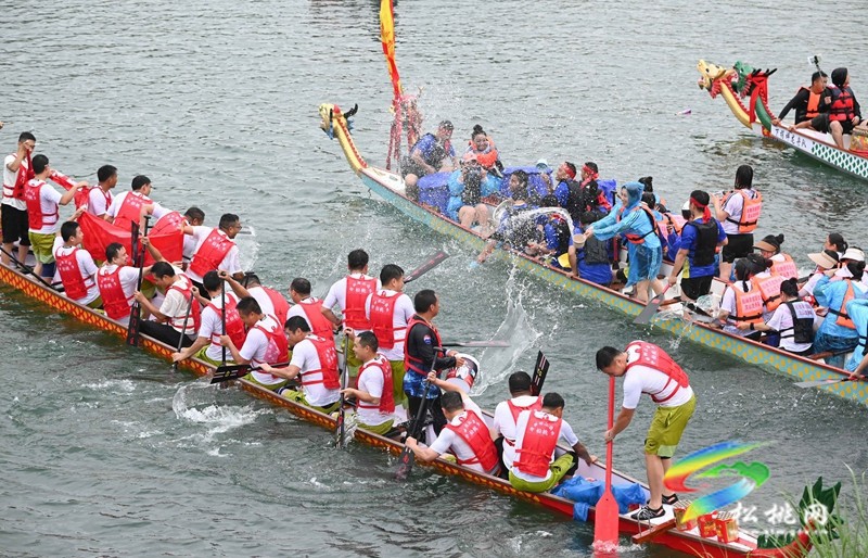 【網(wǎng)絡(luò)中國節(jié)·端午】“九龍競渡·鼓舞苗鄉(xiāng)”松桃龍舟游湖：千年民俗繪就水上畫卷