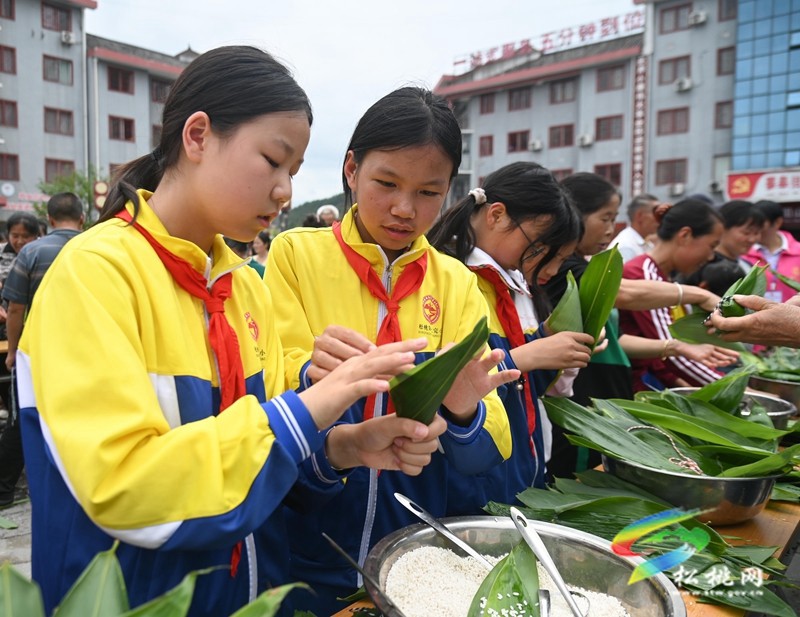 【網(wǎng)絡(luò)中國節(jié)·端午】松桃：粽葉飄香過端午 鄰里歡聚慶佳節(jié)