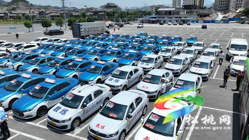 松桃：287輛“愛心送考車”啟程 護航高考學(xué)子“趕考路”