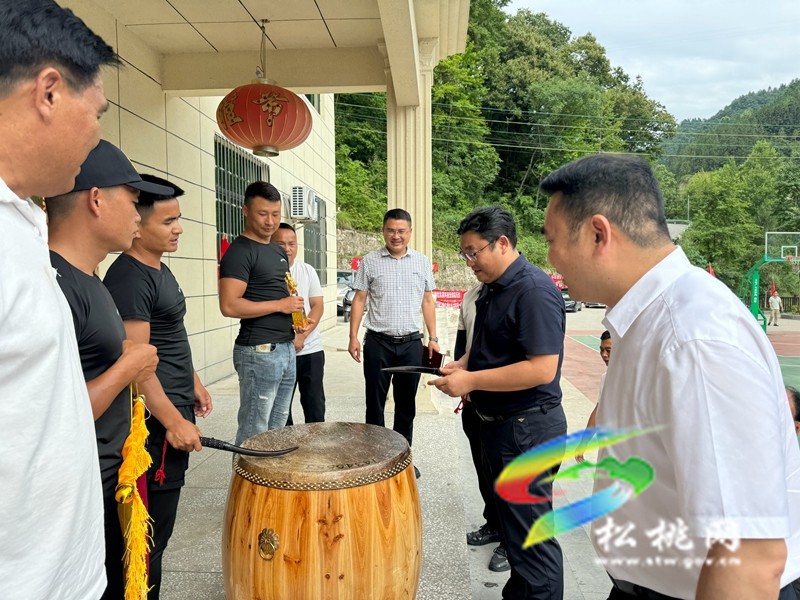 吳廷友慰問牛郎松江矮紅龍舟隊