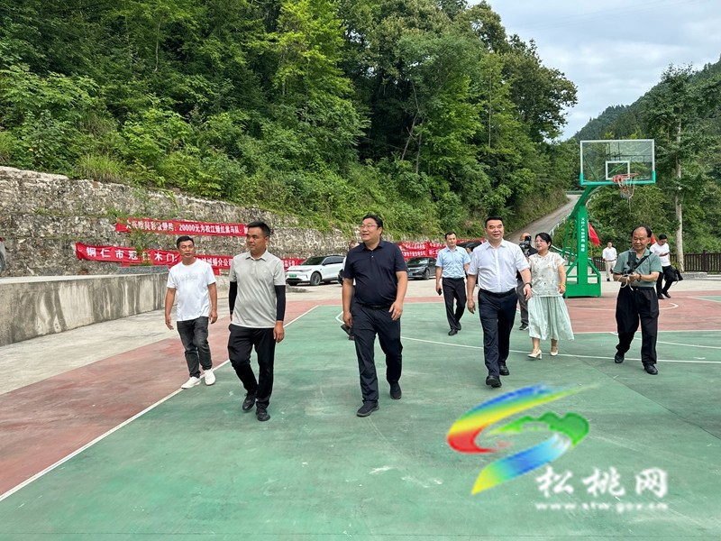 吳廷友慰問牛郎松江矮紅龍舟隊