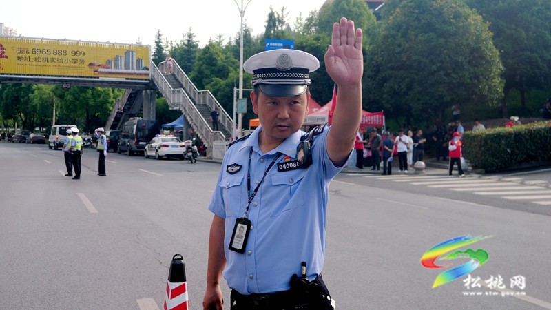 考場外的堅守：交警護航高考 溫情話語暖人心