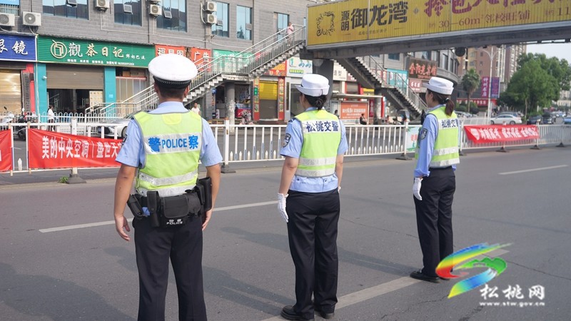 考場外的堅守：交警護航高考 溫情話語暖人心