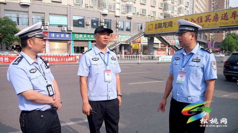 考場外的堅守：交警護航高考 溫情話語暖人心