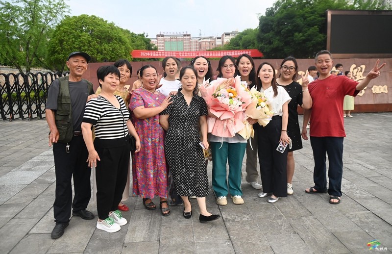 高考落幕，青春啟航——直擊松桃高考結(jié)束現(xiàn)場
