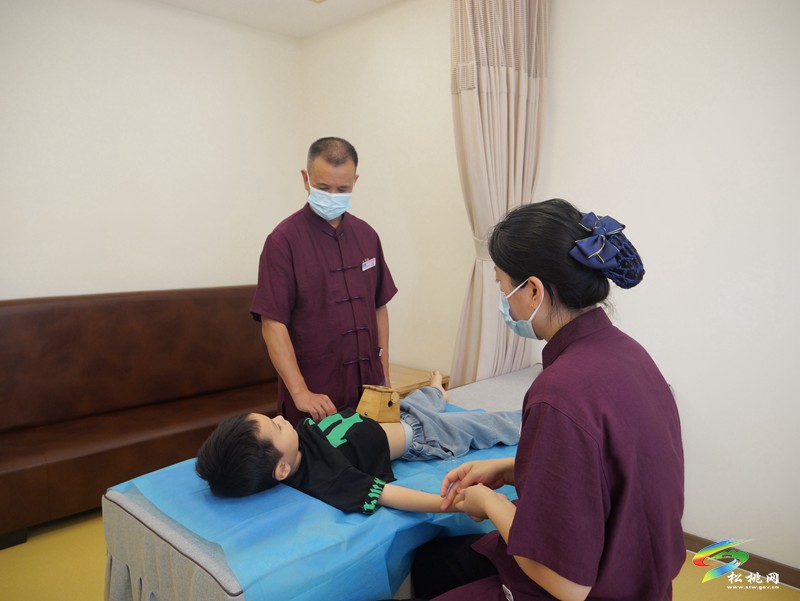 我縣婦幼保健院婦孺國(guó)醫(yī)堂揭牌開(kāi)診