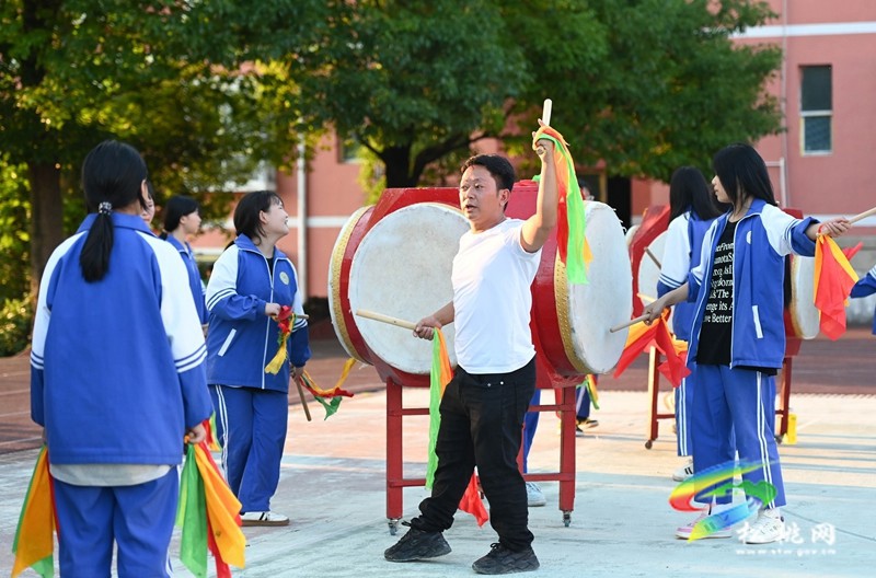 松桃：學(xué)習(xí)花鼓技藝 傳承民族文化