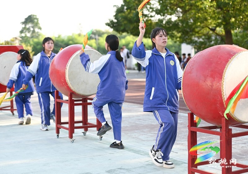 松桃：學(xué)習(xí)花鼓技藝 傳承民族文化