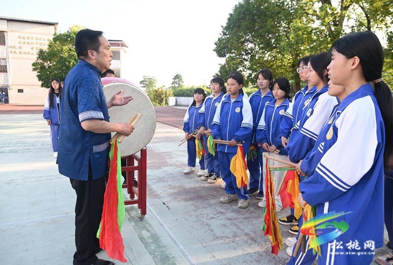 松桃：學(xué)習(xí)花鼓技藝 傳承民族文化