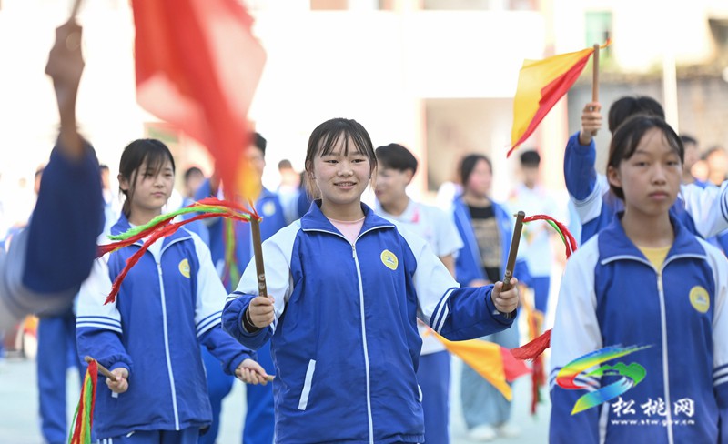 松桃：學(xué)習(xí)花鼓技藝 傳承民族文化