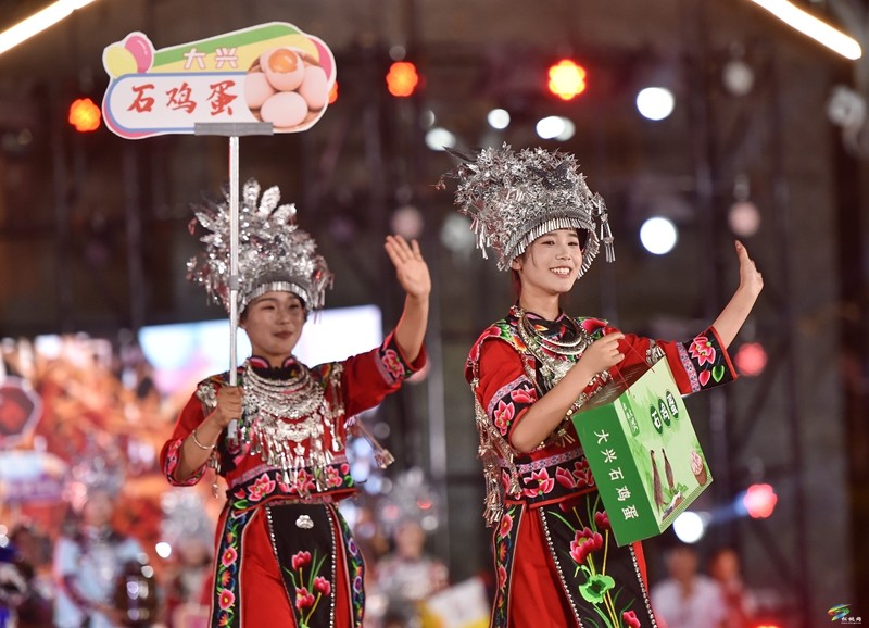 【吃貴州“晚飯”·看松桃村晚】 松桃村晚持續(xù)升溫：大興街道與平頭鎮(zhèn)激情對決