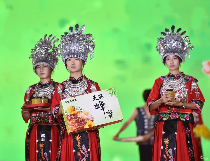 【吃貴州“晚飯”·看松桃村晚】 松桃村晚持續(xù)升溫：大興街道與平頭鎮(zhèn)激情對決