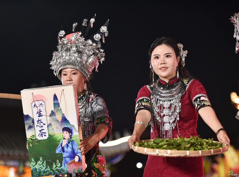 【吃貴州“晚飯”·看松桃村晚】 松桃村晚持續(xù)升溫：大興街道與平頭鎮(zhèn)激情對決