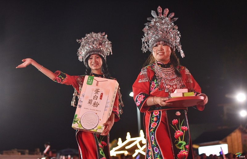 【吃貴州“晚飯”·看松桃村晚】 松桃村晚持續(xù)升溫：大興街道與平頭鎮(zhèn)激情對決