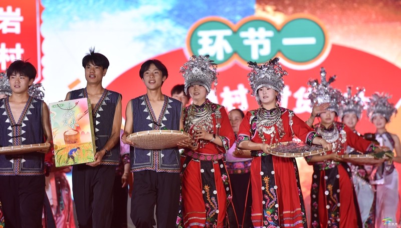 【吃貴州“晚飯”·看松桃村晚】 松桃村晚持續(xù)升溫：大興街道與平頭鎮(zhèn)激情對決
