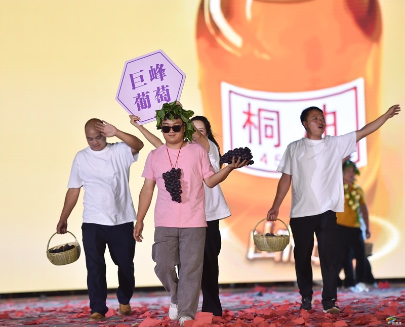 【吃貴州“晚飯”·看松桃村晚】 松桃村晚持續(xù)升溫：大興街道與平頭鎮(zhèn)激情對決