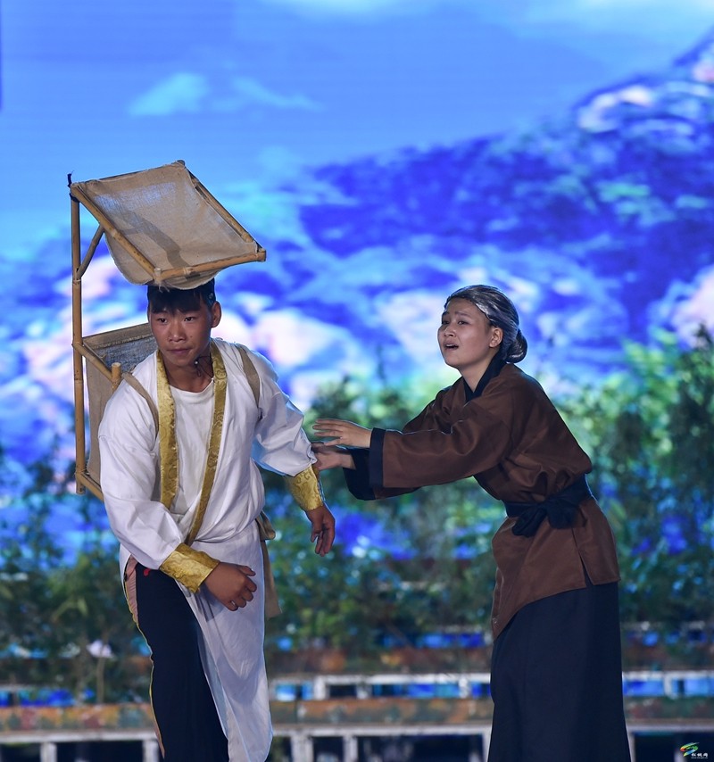 【吃貴州“晚飯”·看松桃村晚】 松桃村晚持續(xù)升溫：大興街道與平頭鎮(zhèn)激情對決