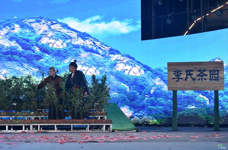 【吃貴州“晚飯”·看松桃村晚】 松桃村晚持續(xù)升溫：大興街道與平頭鎮(zhèn)激情對決