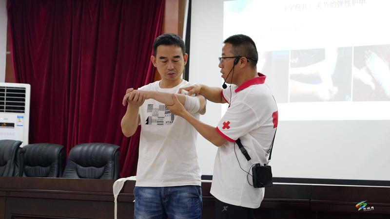 縣紅十字會走進縣市場監(jiān)督管理局開展2025年應急救護持證培訓。