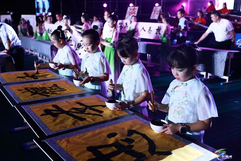 松桃第一完小舉辦“紅色薪火傳，維新向未來(lái)”教育教學(xué)成果展演