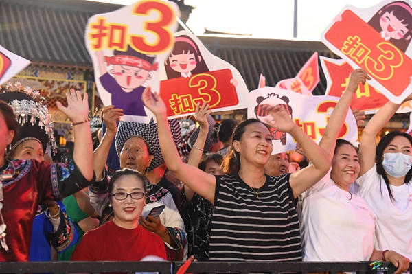 冠軍抱走一頭豬，輸了也有桐殼面！松桃村晚 PK 夜：輸贏都是 “家鄉(xiāng)味”