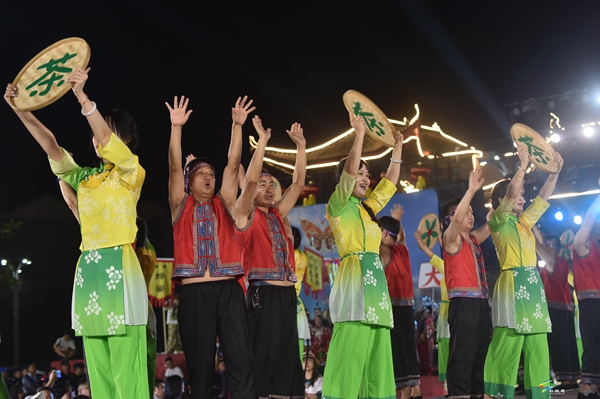冠軍抱走一頭豬，輸了也有桐殼面！松桃村晚 PK 夜：輸贏都是 “家鄉(xiāng)味”