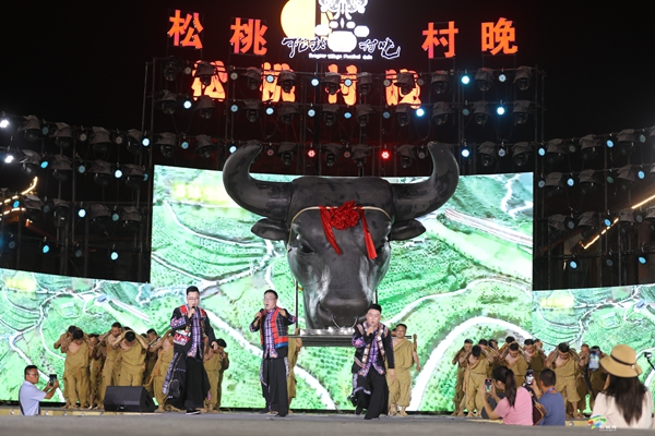 冠軍抱走一頭豬，輸了也有桐殼面！松桃村晚 PK 夜：輸贏都是 “家鄉(xiāng)味”